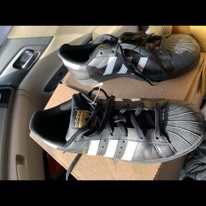 Adidas superstar black & white size 6Y (7.5 women)